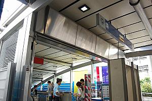 スクンビット駅（Sukhumvit Station）・・・エクスチェンジ、インターチェンジ、ターミナル21、スクンビット通り、BTSアソーク駅連結