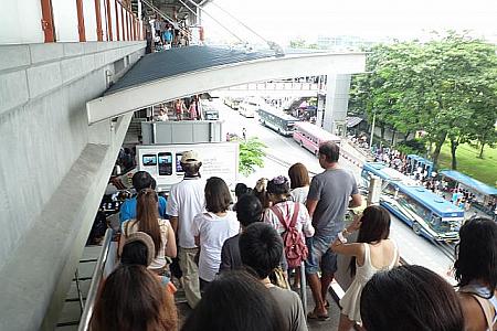 始発駅と終点駅は大勢の人が降りるため、階段を下る際には特に注意が必要です。
