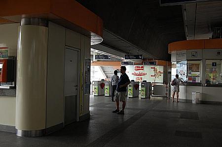 大きな駅では窓口がいくつもあります