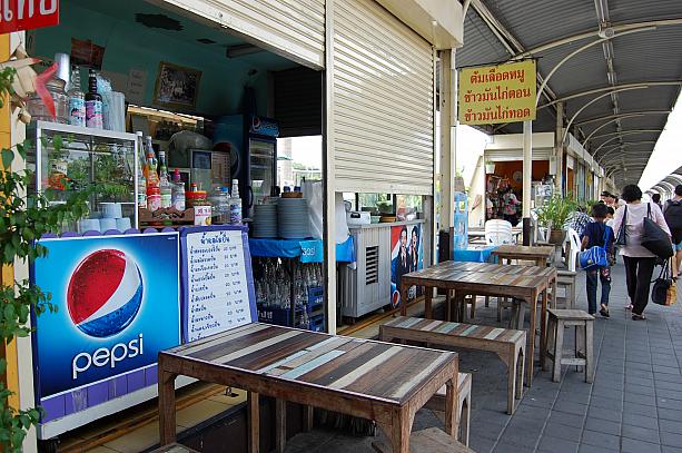 飲み物や軽食などを置く小売店もあり便利です。