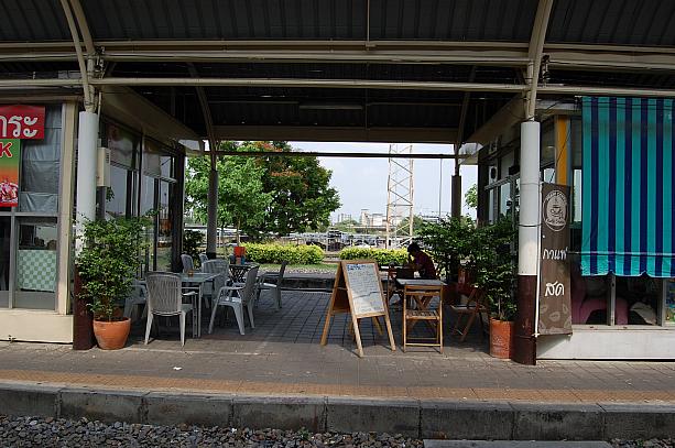 駅構内にはちょっとゆっくりできるカフェがあったり