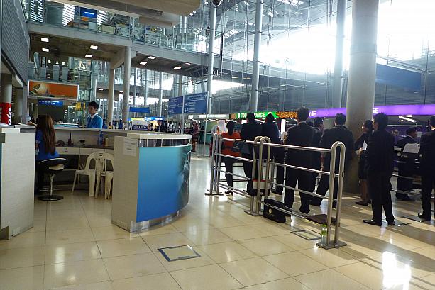 スワンナプーム国際空港は人が大変多いので携帯電話で連絡を取り合い待ち合わせると良さそうです。