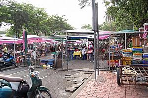 ルンピニ公園内には食堂市場があります