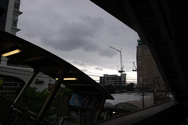 ここ最近は「雨期」に入る直前ということもあり、昼間でも空が真っ黒になることもしばしば。
