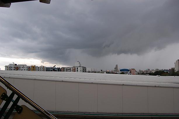 様子をみて雲行きが変わらなければ雨が降るのが時間の問題です。