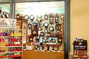 お店の壁全部にいくつも連なるタイ文字盤時計