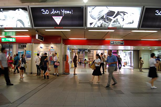 いつもにぎやかなBTSサイアム駅です