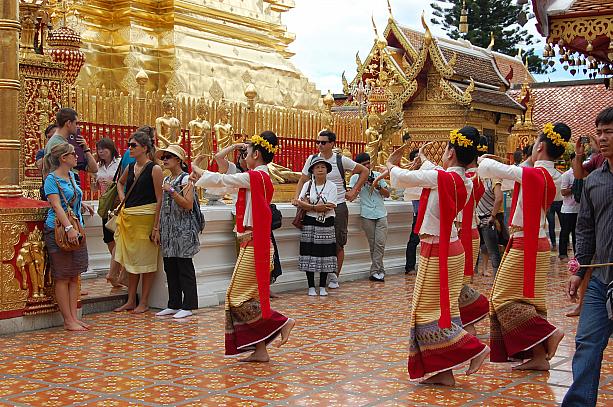 ドイステープ寺院には黄金に輝く仏塔があり、人々は周りを３周します。