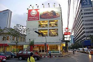 スラウォン通りで一番人気のレストラン「ソンブーン・シーフードレストラン」