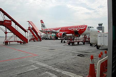 エアアジアは2012年10月1日から国際線、国内線ともに全便ドンムアン空港から運航します。