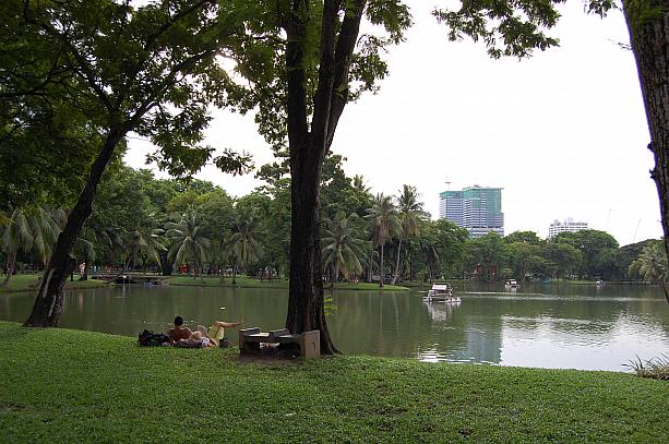 そんな時におすすめなのがバンコクでも有名な公園の一つ「ルンピニー公園」です！この日も外国人が池の横でゆったりしていました。