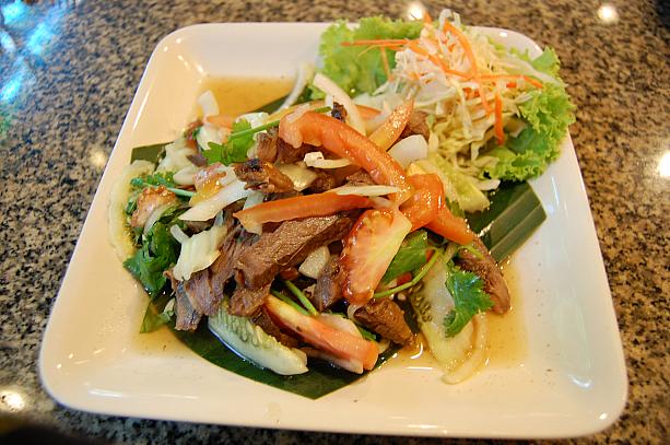 タイ風の牛肉サラダは酸っぱさが何とも言えず美味しいです。