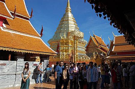 黄金に輝くドイステープ寺院の仏塔