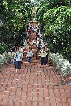 ドイステープ寺院の名物階段