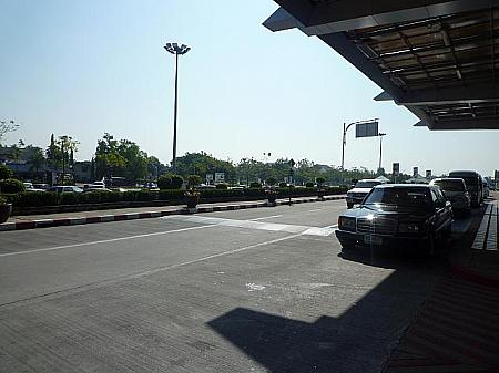 チェンマイ空港内で「ドライバー付きチャーター車」の受付があります