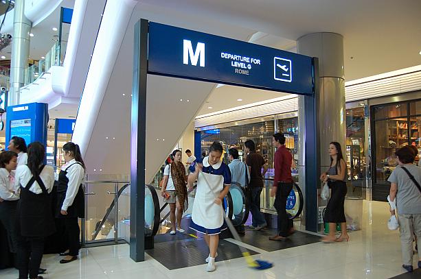 いつもにぎわうBTS（スカイトレイン）アソーク駅直結の「ターミナル２１」