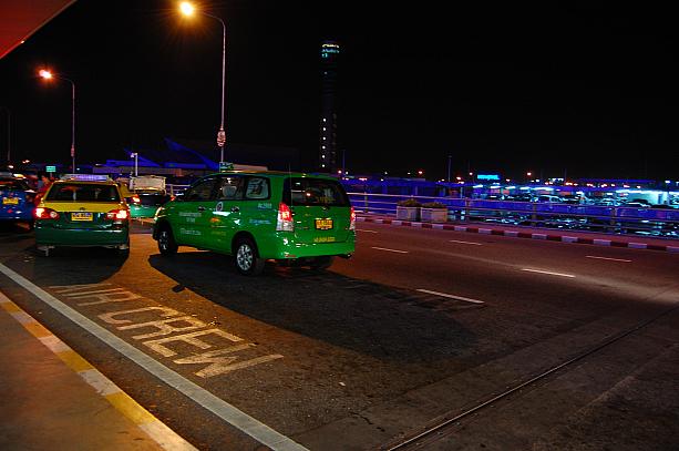 夜に訪れるスワンナプーム国際空港