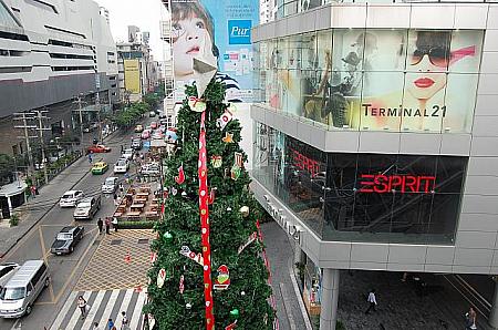 かなり大きめのクリスマスツリーがバンコクにもあります