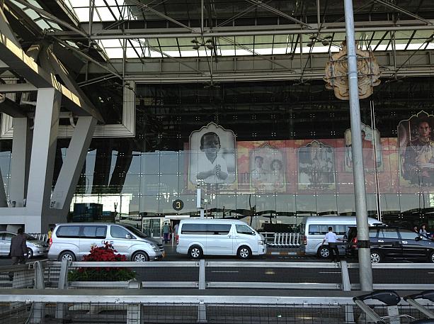 スワンナプーム国際空港の出発階の入口です。