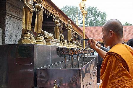 タイでは街の至るところで僧侶に遭遇します