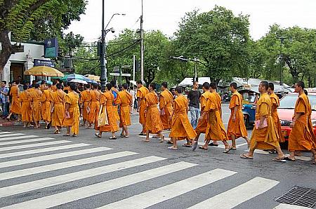 観光客が多い場所や空港などでも僧侶とよく遭遇します