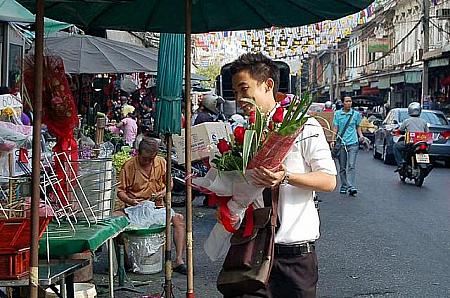 タイでは男性から女性にプレゼントするのが一般的です