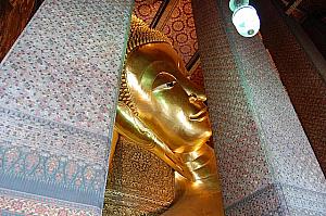 大寝釈迦仏の前は最高の写真撮影スポット。足の裏にもご注目です。