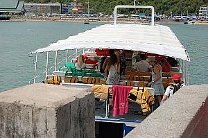 パタヤビーチ周辺にはいくつもリゾートがあり、船に乗って近くの島へ渡ることもできます。