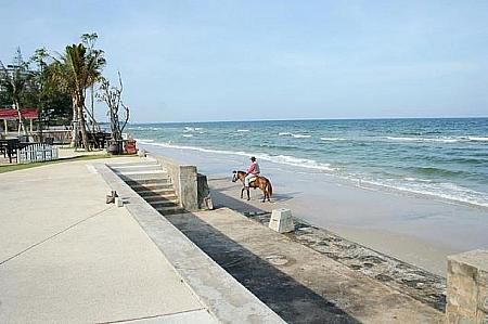 タイ人の多くはバンコクから近いこともあり比較的静かな「ホアヒンビーチ」が好きだといいます。