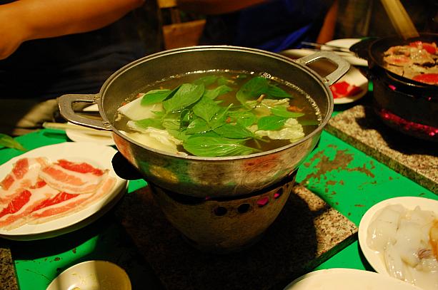焼肉のほかにも「チムチュム」というタイ風の辛い鍋も食べることができました。
