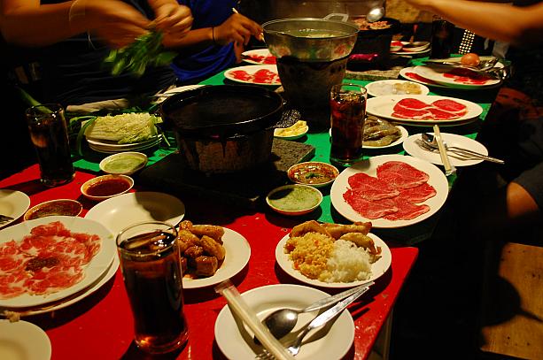 たーくさん並んだ食材！タイの至る所にある「ムーガタ」ことタイ風焼肉屋さんです。