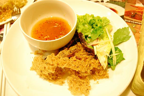 そんな時は近くの屋内型食堂に入って冷房の下、おいしいタイ料理を食べます。