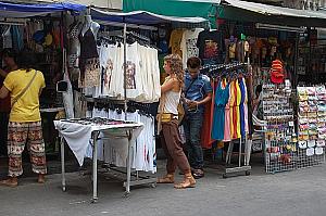 バンコク旅行の２日目以降なのか、タイらしい薄手のパンツを履いている人が多くいました。