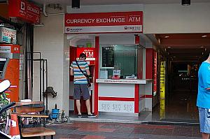 旅行代理店ではないですが、旅行には欠かせない両替所などもカオサンにはたくさんあります。タイの銀行やATMも点在しています。