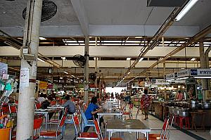 バンコクにはたくさんの市場が点在しており、屋根があったりテントだったり、食べ物専門やローカルな場所だったりと色々あります。