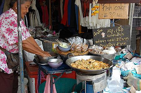 タイの市場にはお店のほかに屋台なども多くあって面白いです