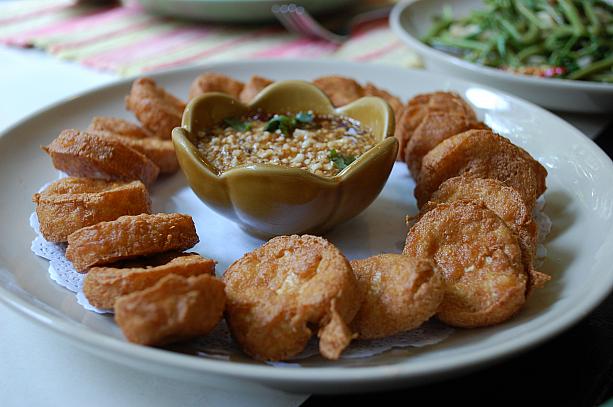 ふわふわ揚げ豆腐は甘いソースに付けてパクパク
