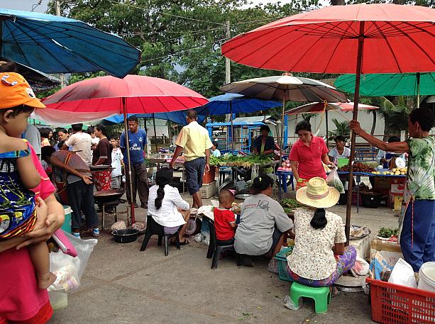 とってもローカルな市場ですが、少しだけタイの人々の生活を垣間見れてました。