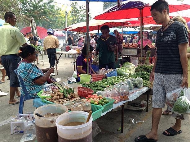 昨日16日でタイの旧正月ソンクラーンが終わりました。タイではどこへ行っても写真のような市場に出くわします。