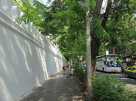 白い塀の道
