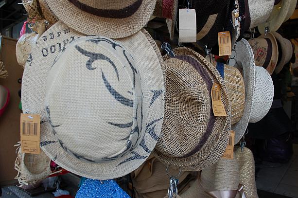 帽子もその一つであり、麦わら帽子は1年中夏のタイではぴったりです。