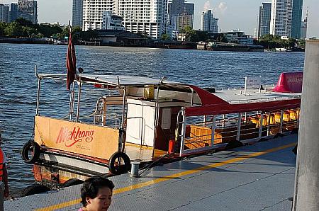 赤い屋根が目印のアジアティーク専用“無料シャトルボート”