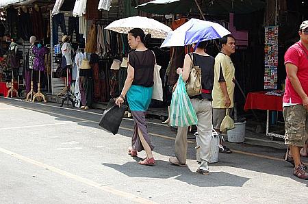 暑さを防ぐためには日傘や帽子、サングラスは必須です。
