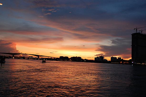 お時間のある方はぜひチャオプラヤー川の夕日を見に行ってみてください！