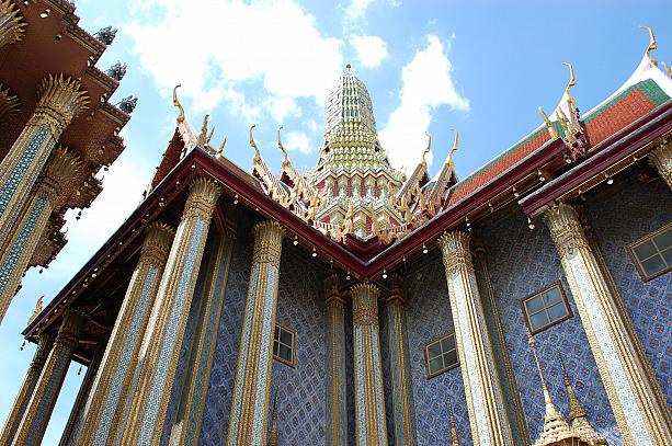 バンコクにはワットプラケオをはじめ、ワットポーやワットアルンなどの有名寺院がたくさんあります。