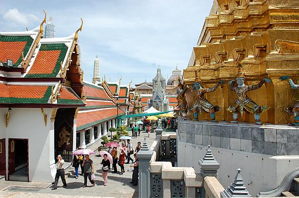 有名な寺院だけでなく小さな寺院でも美しく飾られています。