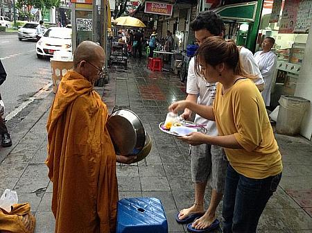早起きしてタイの仏教文化を経験しよう！ 仏教托鉢