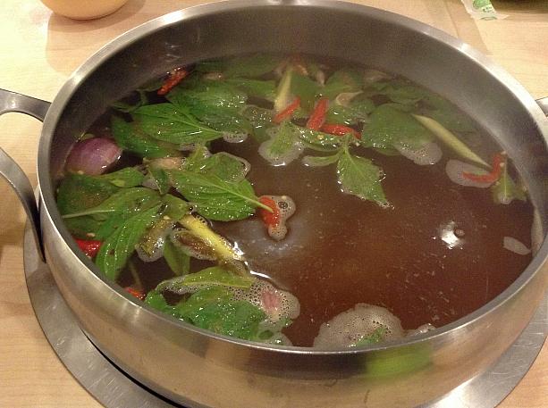 タイ東北の鍋はたくさんのハーブを辛めのスープに入れて、野菜や肉などを入れて食べる鍋です。