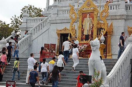 タイでは休日にカップルで寺院に行く人が多くいます。