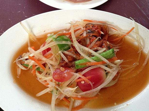 タイ人があまりお腹が空いていない時にでも食べれるという料理、それが「ソムタム」です。